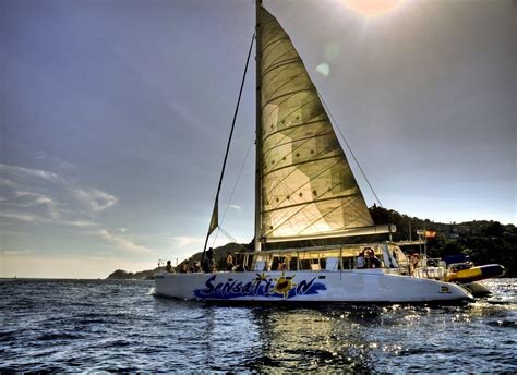 Lloret de Mar: Sunset Catamaran Cruise with DJ and。